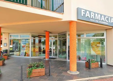 Esterno della farmacia del caso studio